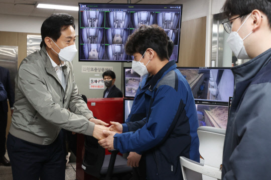 오세훈(왼쪽) 서울시장이 화장시설 추가가동 상황 점검을 위해 3일 오전 서울 서초구 서울추모공원을 방문해 직원을 격려하고 있다. <연합뉴스>